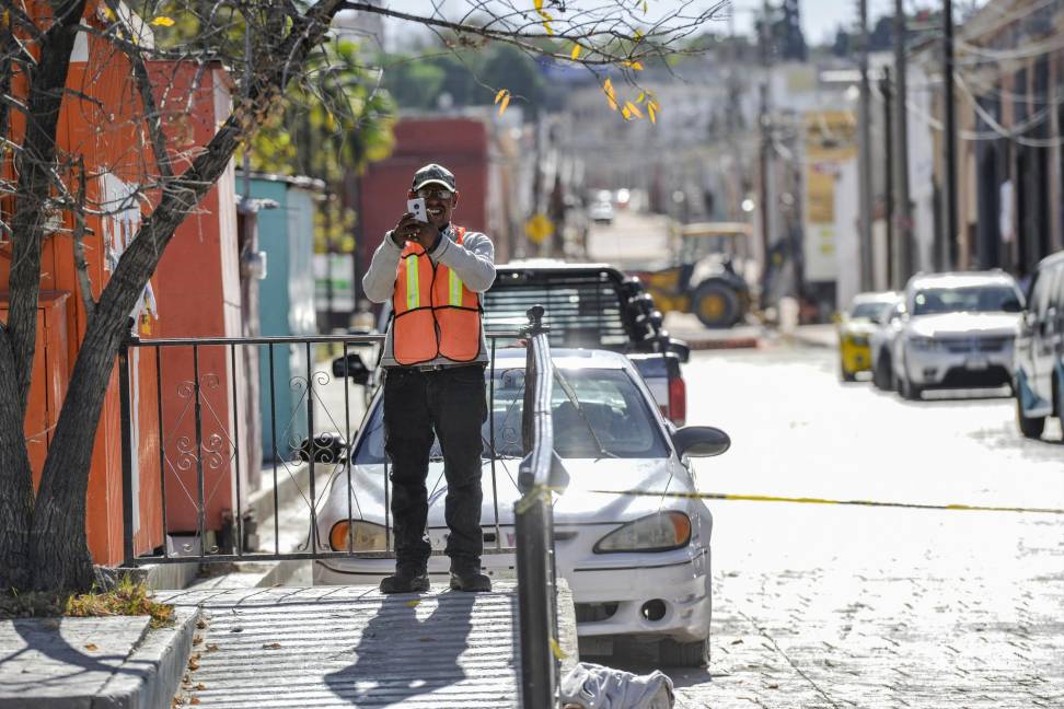 $!El individuo que ha rentado el espacio cerrado como estacionamiento privado cobra una cuota a los conductores para acceder al área.