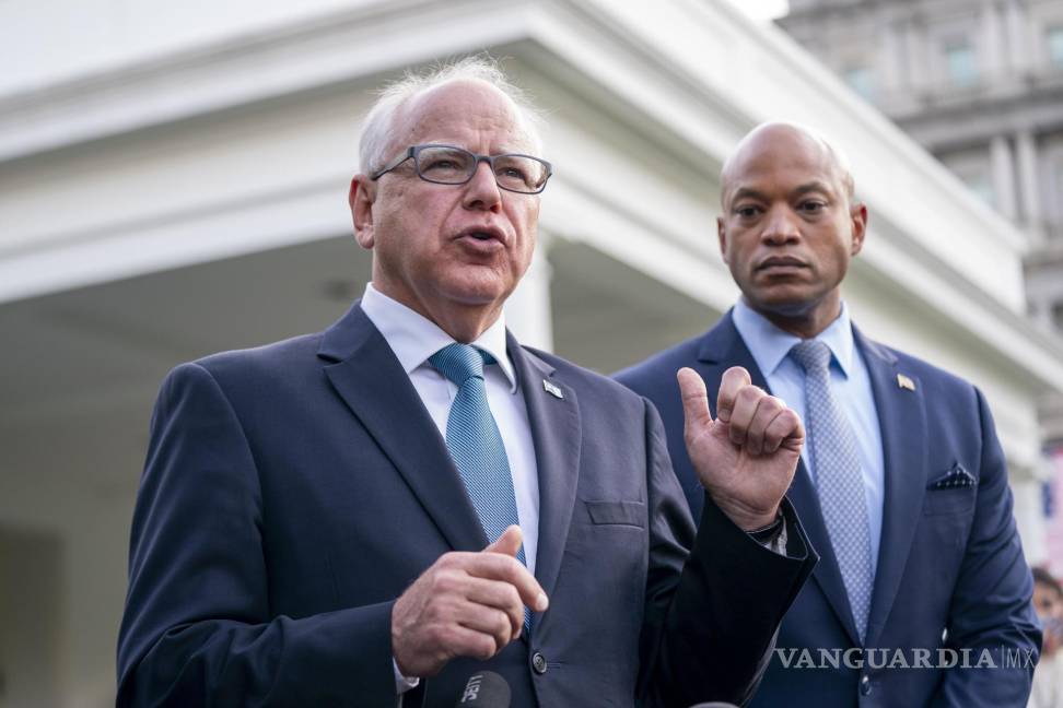 $!El gobernador de Minesota, el demócrata Tim Walz (i), durante una rueda de prensa en Washington.