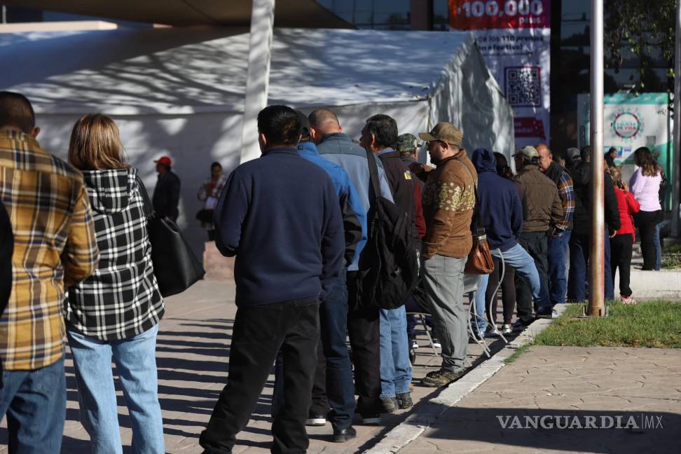 $!A pesar del frío, muchos se acercaron temprano para cumplir con su obligación.