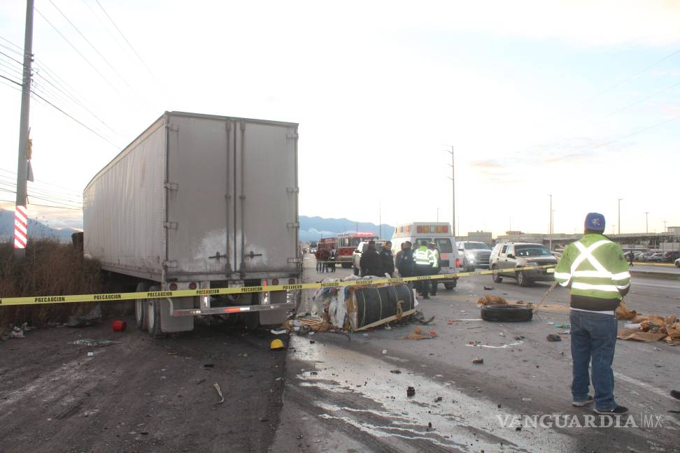 Choque de tráileres deja un muerto, en Saltillo