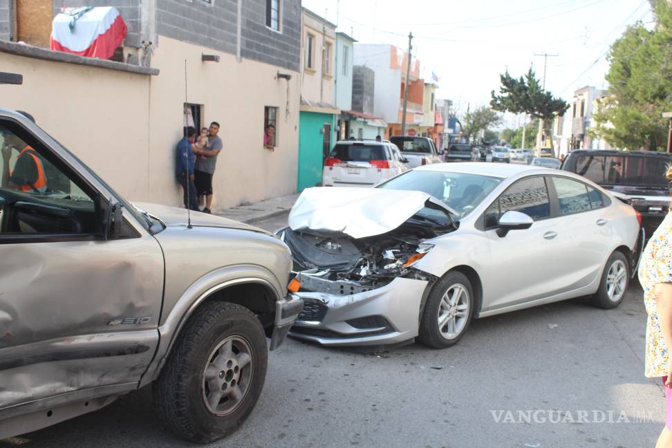 Choque múltiple deja daños materiales en la colonia Rubén Jaramillo, en Saltillo