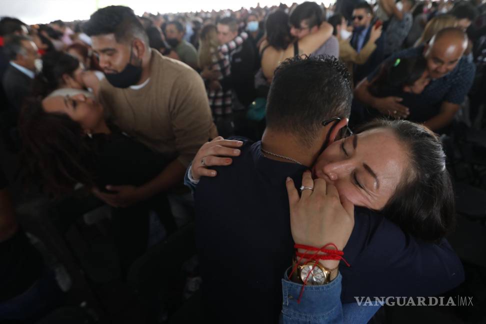$!Pese a la presencia de la variante ómicron en el país cientos de parejas se casaron en una boda en Nezahualcóyotl, Estado de México. EFE/Sáshenka Gutiérrez