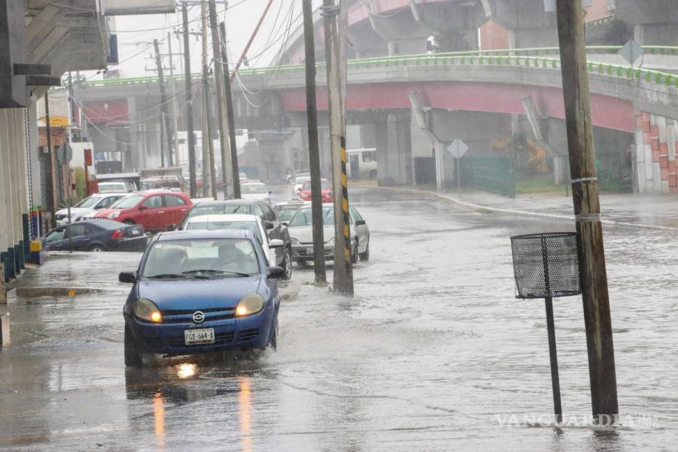 $!Aunque la lluvia dure menos de una hora, algunas zonas de la ciudad sufren de graves inundaciones.