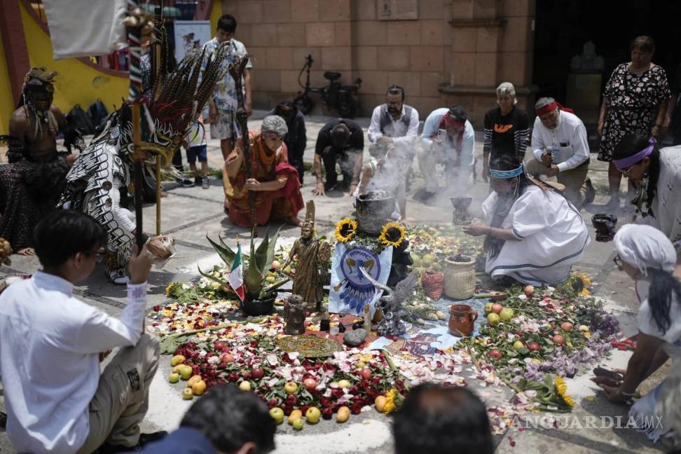 $!Miembros de una organización indígena en una ceremonia para conmemorar el 503 aniversario de la caída de la capital del imperio azteca, Tenochtitlán, CDMX.