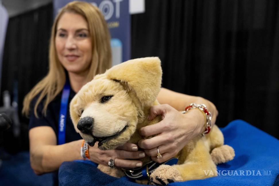 $!Tombot, un perro robótico para personas que no pueden tener una mascota real, es mostrado a la prensa en la CES 2025.