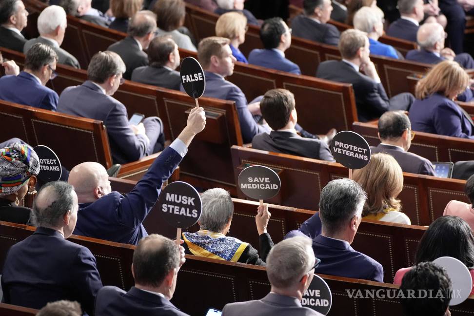 $!Demócratas sostienen carteles en contra del presidente mientras Donald Trump se dirige a una sesión conjunta del Congreso en el Capitolio en Washington.