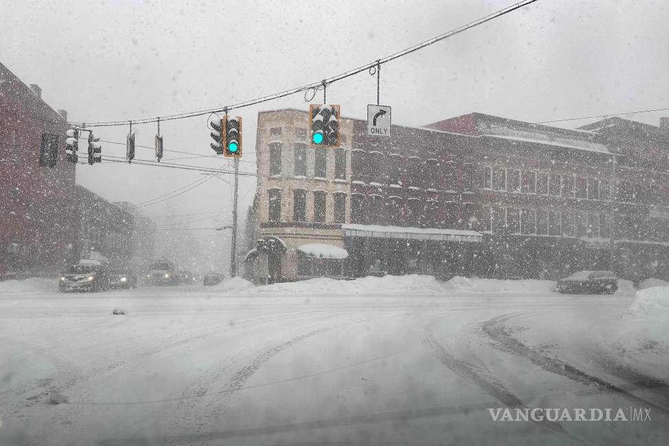 $!En la imagen se observa nieve cae en una intersección en Lowville, Nueva York, el jueves 22 de enero de 2026.