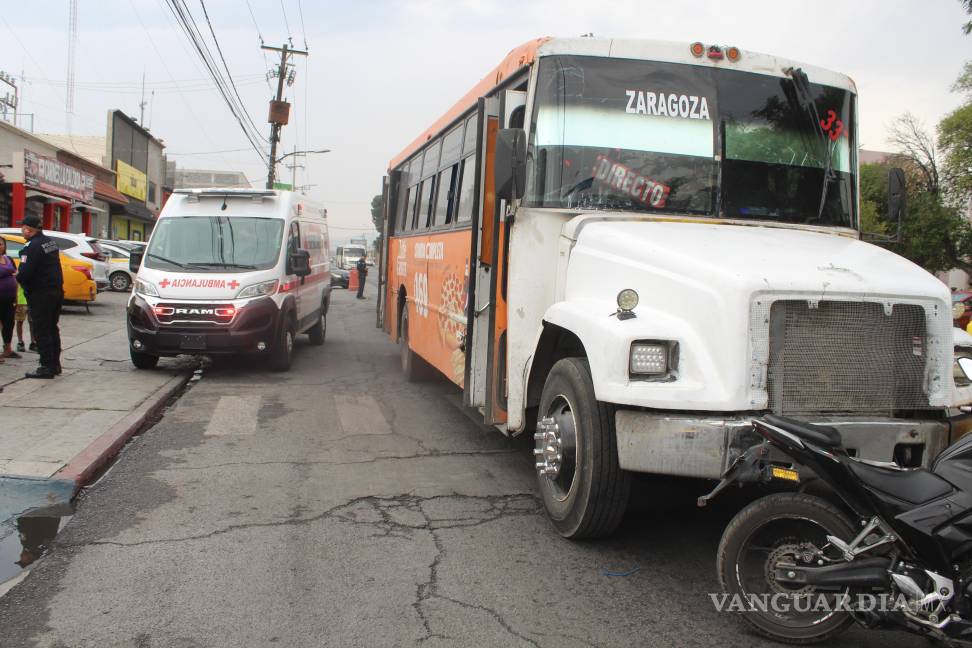 Motociclista de 17 años es embestido por camión urbano en la zona centro de Saltillo