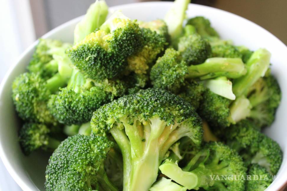 $!Para conservar el calcio, cocina el brócoli al vapor o salteado en lugar de hervirlo.