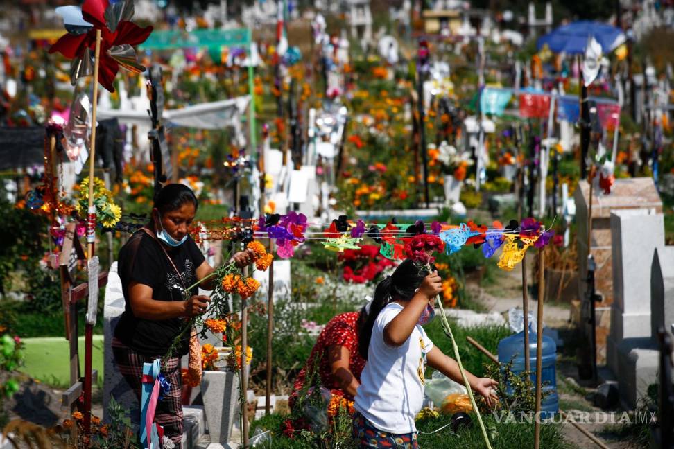 $!Decenas de personas acuden al cementerio de Xico, ubicado en el municipio de Valle de Chalco, para visitar las tumbas de sus familiares que fallecieron y que fueron sepultados en la zona del panteón que fue habilitada para las víctimas del Covid-19, esto en el marco del Día de Muertos que se celebra en todo el país. Agencia EL UNIVERSAL/Diego Simón Sánchez/RDB