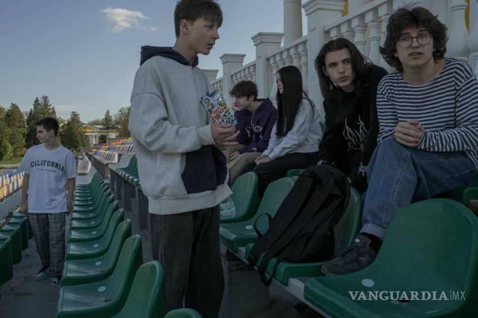 $!David (i) Daniil, (2-i), Rostyslav y su novia Kristina (c) Mykyta, (2-d) y Denys, (d) en el estadio de fútbol de Slovyansk, Ucrania.