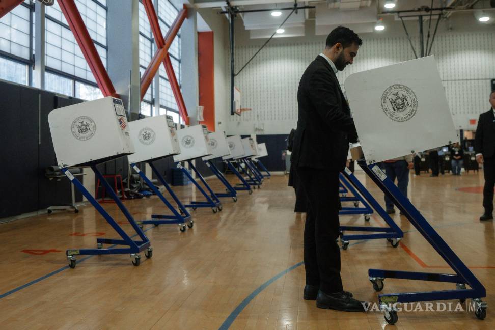 $!El candidato a alcalde de Nueva York, Zohran Mamdani, vota en una votación.