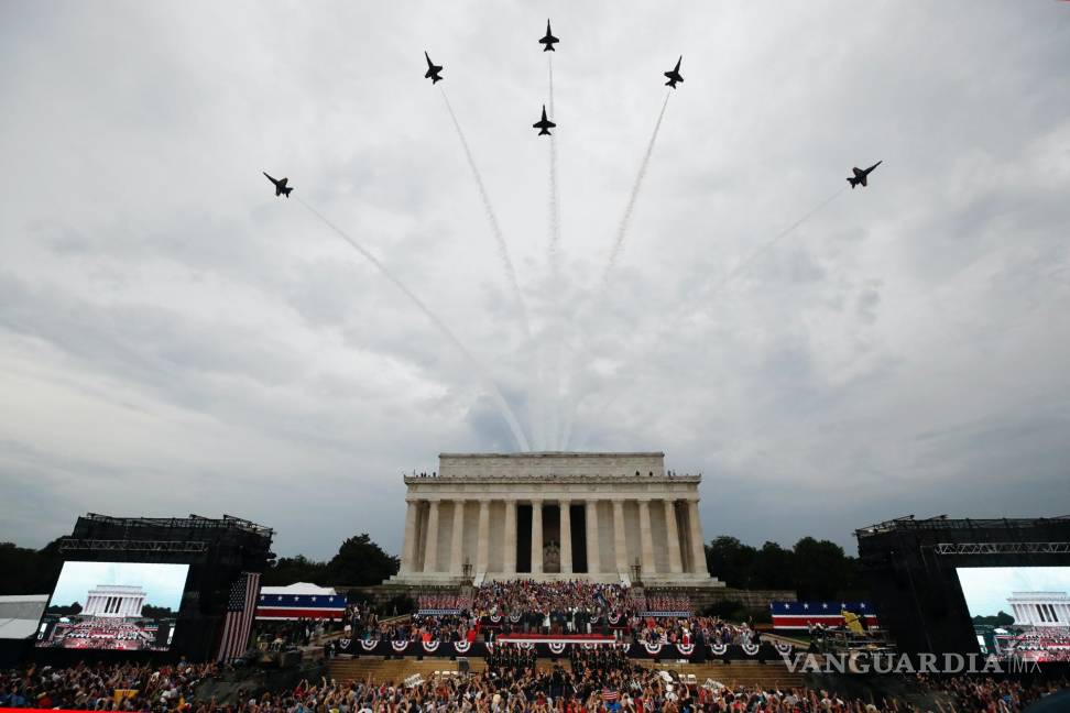 $!4/07/2019. El presidente Donald Trump y la primera dama Melania Trump se paran mientras la Banda del Ejército toca y los Blue Angels sobrevuelan en Washington.