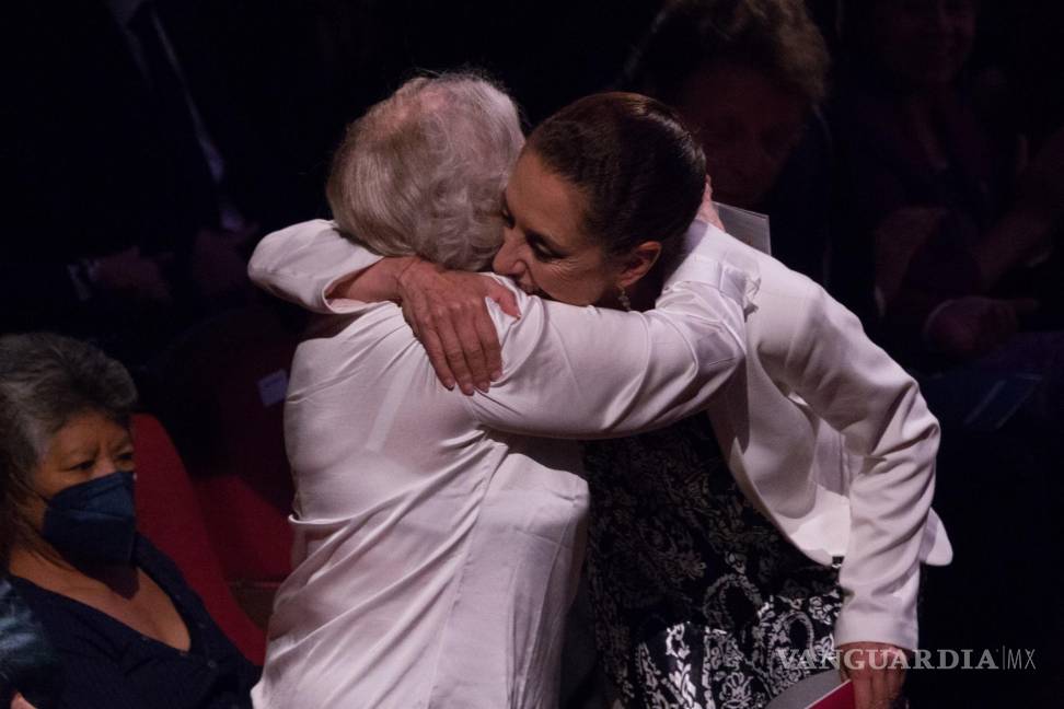 $!La escritora y periodista Elena Poniatowska, y Claudia Sheinbaum, jefa de Gobierno, se abrazaron durante el Homenaje Elenisisima, realizado en el Palacio de Bellas Artes