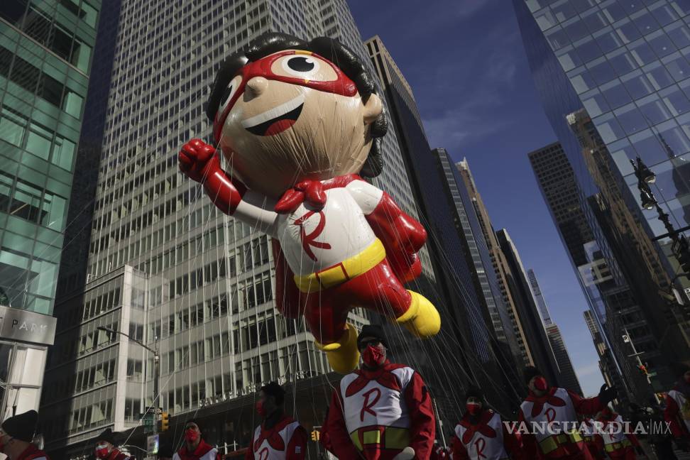 $!El globo Red Titan recorre la Sexta Avenida durante el Desfile del Día de Acción de Gracias de Macy’s en Nueva York. AP/Jeenah Moon