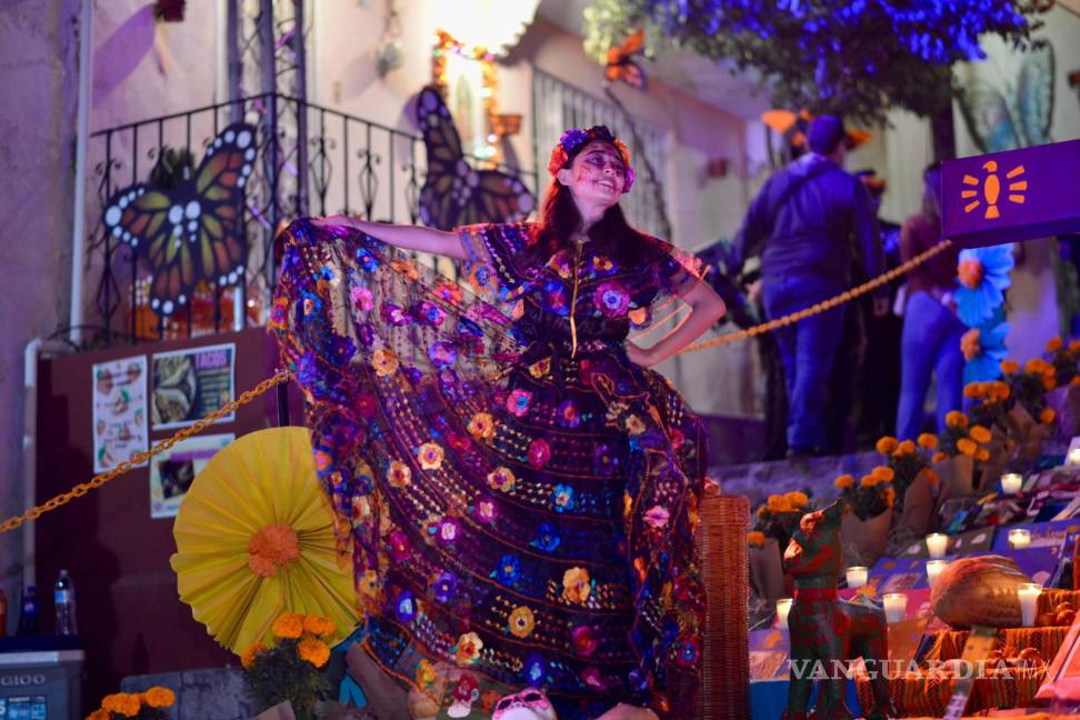 $!Iluminan el camino al más allá con el Altar Monumental del Barrio de Santa Anita