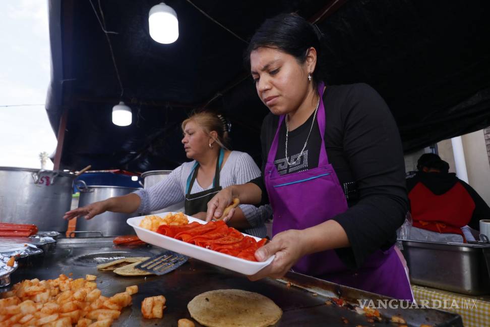 $!Los puestos de comida desbordan de comensales que disfrutan de platillos tradicionales como enchiladas rojas, tamales y gorditas.
