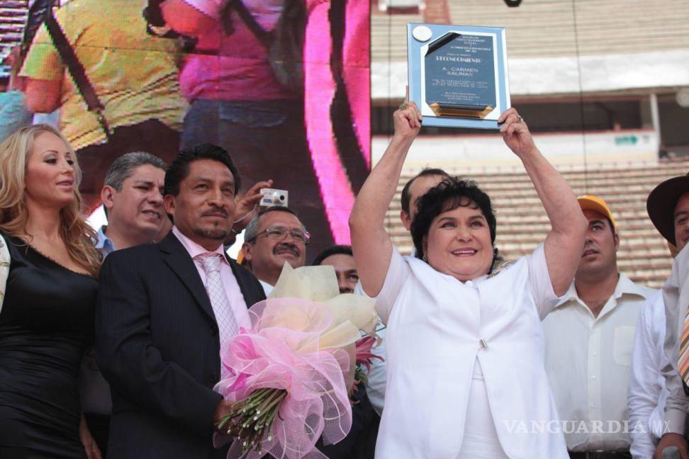 $!11 de agosto de 2011. Carmen Salinas fue coronada como reina por los trabajadores de limpia del DF. Cuartoscuro/Iván Méndez