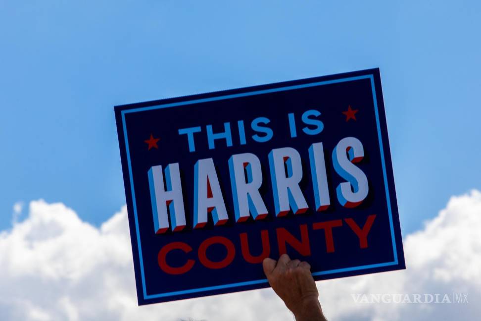 $!Un simpatizante levanta un cartel mientras espera asistir al mitin de campaña de la candidata demócrata Kamala Harris en el Shell Energy Stadium en Houston.