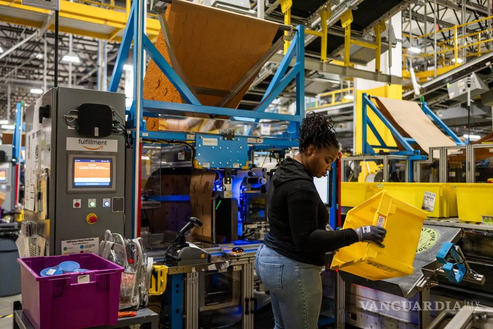 $!Un trabajador en su estación dentro de las instalaciones de Amazon en Shreveport.