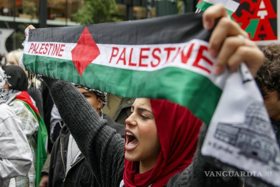 $!Un partidario palestino canta durante una protesta en respuesta al conflicto entre Hamás e Israel en Nueva York.