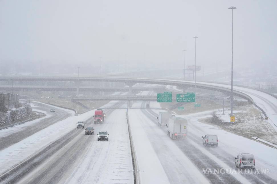 $!Automovilistas viajan por la Interestatal 40 durante una tormenta invernal el sábado 24 de enero de 2026 en Nashville, Tennessee.