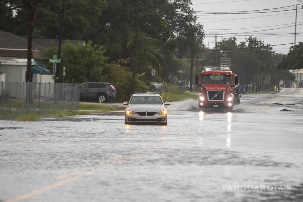 $!Un vehículo queda inutilizado por las aguas de la inundación a lo largo de la calle S. 22nd en Tampa, Florida.