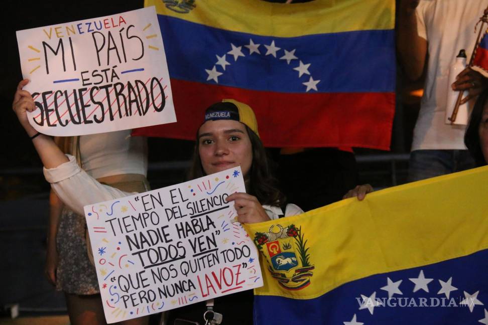 $!Venezolanos en una manifestación en rechazo a los resultados del CNE que dieron como ganador a Nicolás Maduro en Asunción, Paraguay.