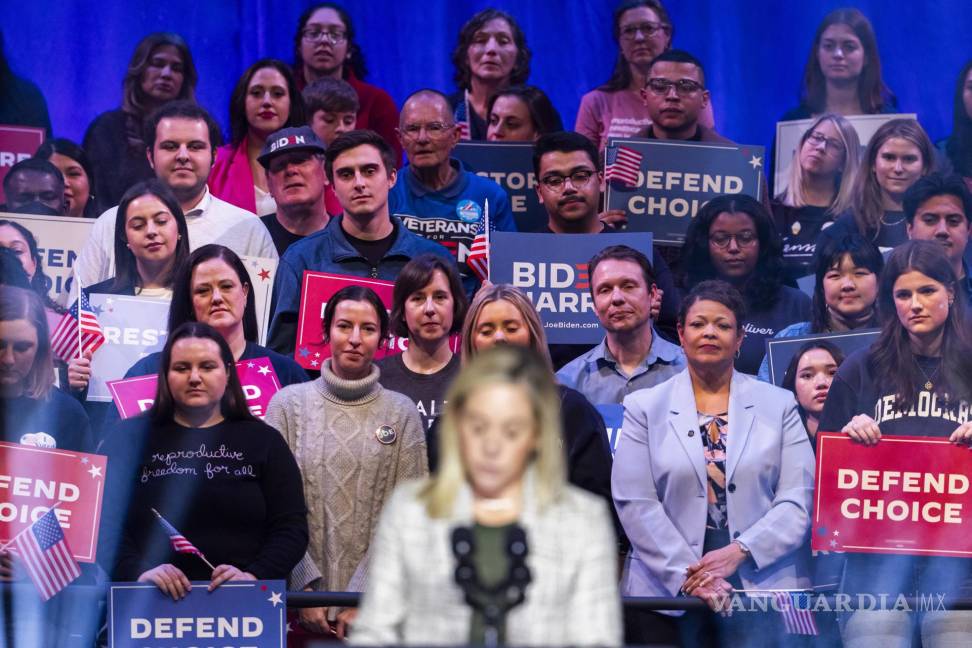 $!La gente escucha a Amanda Zurawski, quien casi muere porque no pudo abortar en su estado natal de Texas, presentando a Joe Biden en un mitin de campaña.