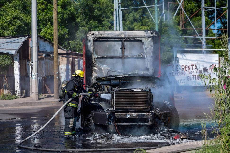 $!CULIACÁN, SINALOA, 11SEPTIEMBRE2024.- Durante la mañana de este miércoles, dos vehículos fueron despojados y posteriormente incendiados en la zona conocida como Costerita y la Prolongación Álvaro Obregón. Ambos vehículos fueron colocados para obstruir el acceso. Cincuenta minutos después, entre la Avenida Aztlán y Benjamín Hill, un vehículo de la empresa refresquera Coca-Cola fue despojado, colocado para obstruir el paso y posteriormente incendiado. Esto sucede mientras las autoridades manejan el discurso de que en Culiacán todo está tranquilo y bajo control, aunque los hechos digan lo contrario. FOTO: JOSÉ BETANZOS/CUARTOSCURO.COM