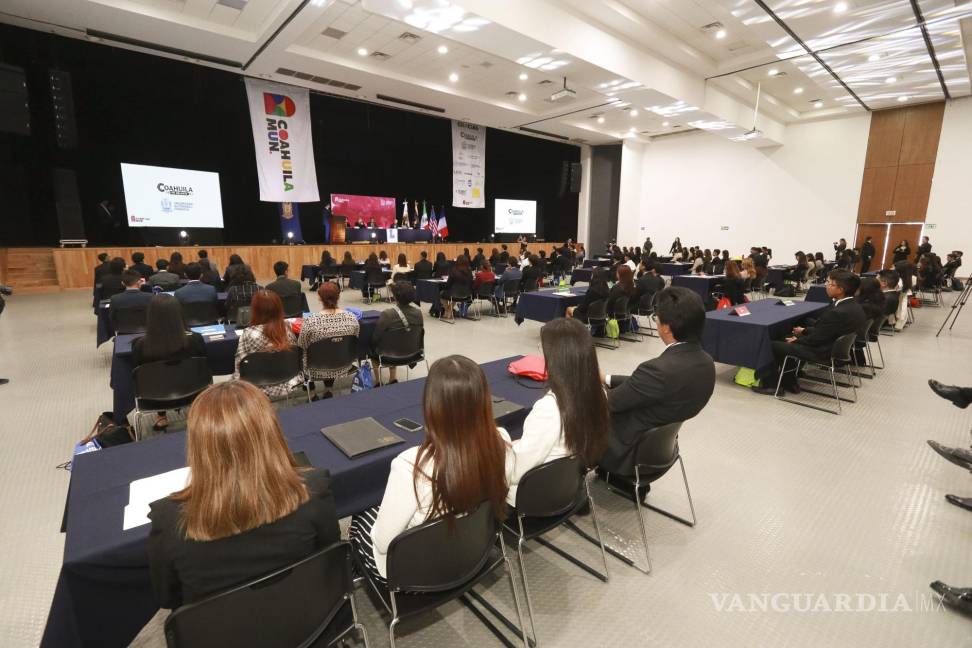 $!Estudiantes desarrollan habilidades de oratoria, pensamiento crítico y trabajo en equipo durante las simulaciones del Coahuila MUN 2024.