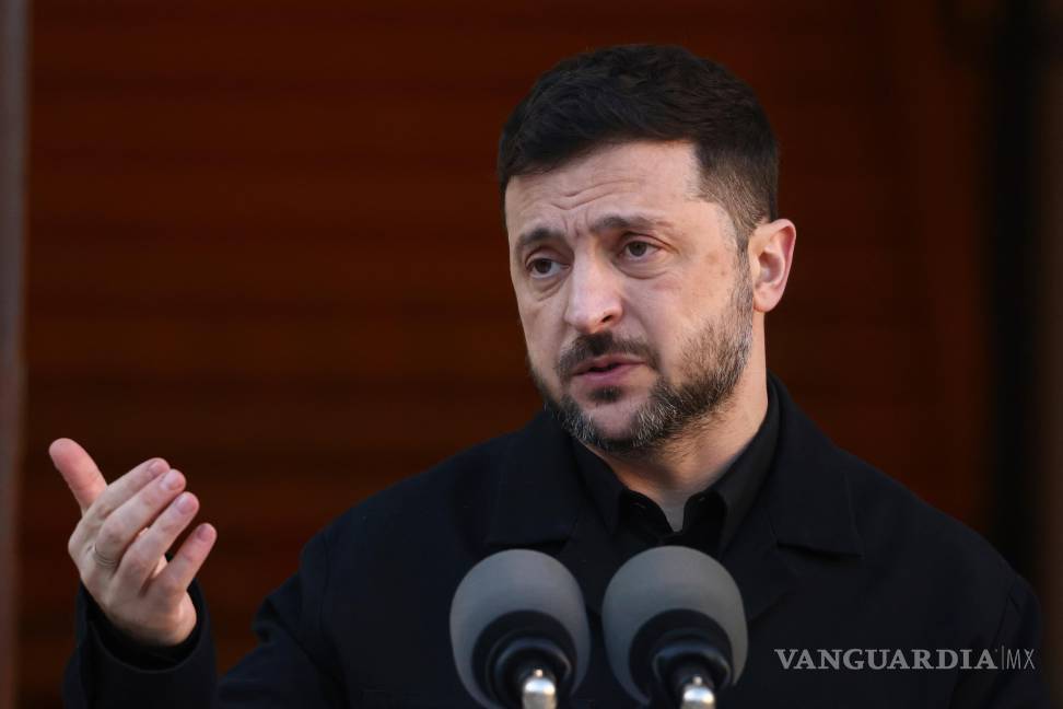 $!El presidente de Ucrania, Volodymyr Zelenskyy, en una rueda de prensa conjunta con el primer ministro irlandés, Michael Martin, en Dublín, Irlanda.