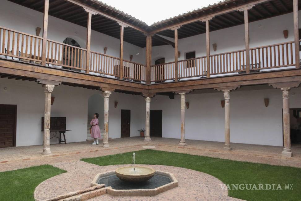 $!Una mujer pasea este sábado por el claustro restaurado del Palacio de los Marqueses de Torremejía de Almagro (Ciudad Real), una joya arquitectónica construida a principios del siglo XVI en esta localidad manchega y recién restaurada.