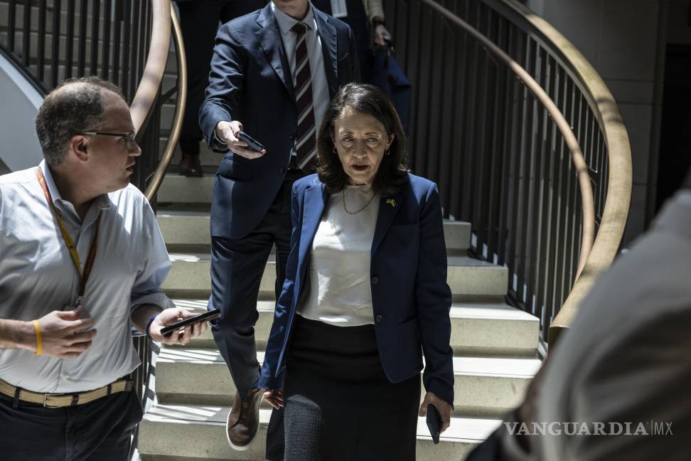 $!La senadora Maria Cantwell (demócrata por Washington) llega al Capitolio en Washington para una sesión informativa clasificada del Senado sobre los ataques estadounidenses contra Irán.