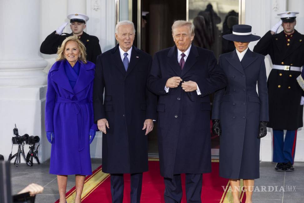 $!El presidente Joe Biden y la primera dama, Jill Biden, dan la bienvenida al presidente electo Donald Trump y a su esposa Melania Trump a la Casa Blanca.