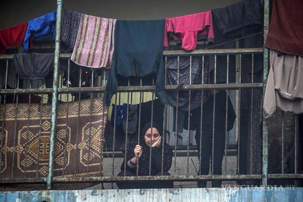 $!Una mujer palestina desplazada sentada en un pasillo de una escuela de las Naciones Unidas en la ciudad de Deir Al Balah, en el sur de la Franja de Gaza.