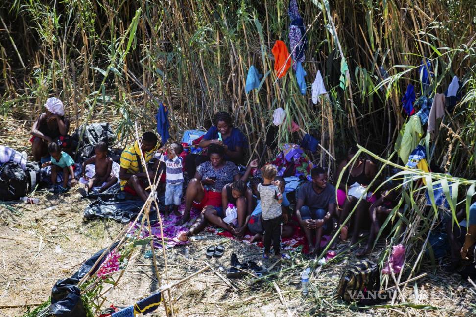$!Migrantes haitianos descansan junto a plantas de agua dulce cerca del Puente Internacional Del Rio como parte de un grupo de personas de Haití que esperan en Del Rio y Ciudad Acuña para tener acceso a los Estados Unidos en Del Rio, Texas. AP/Marie D. De Jesús/Houston Chronicle