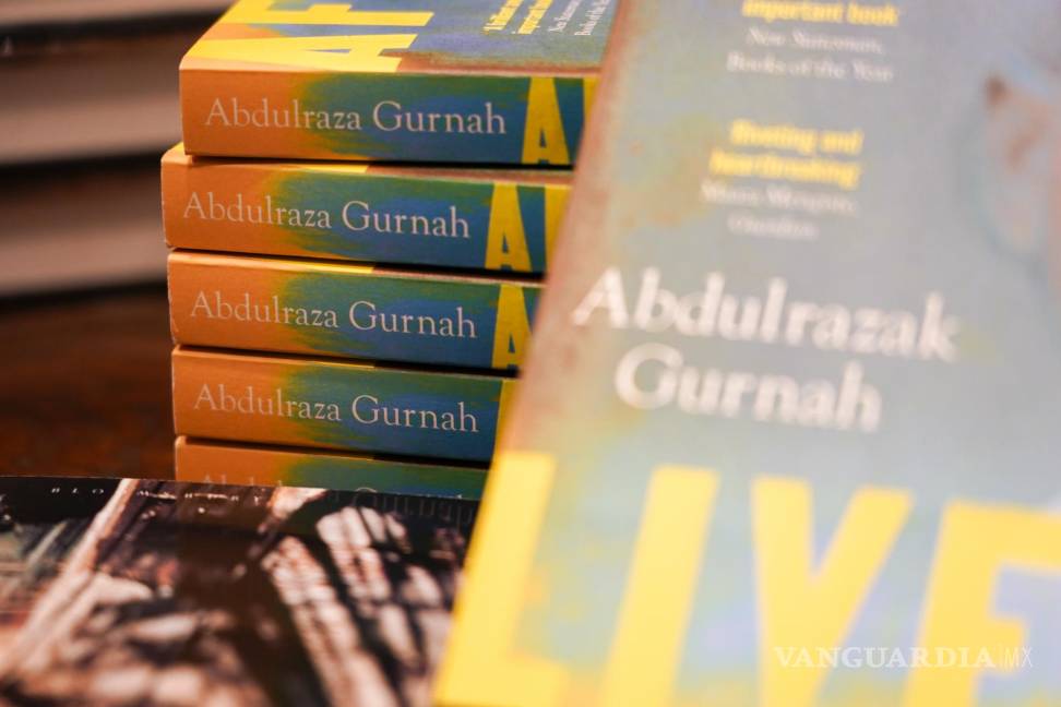 $!Copias de ‘’ Afterlives ‘’ del novelista Abdulrazak Gurnah en una librería en Londres. AP/Alberto Pezzali