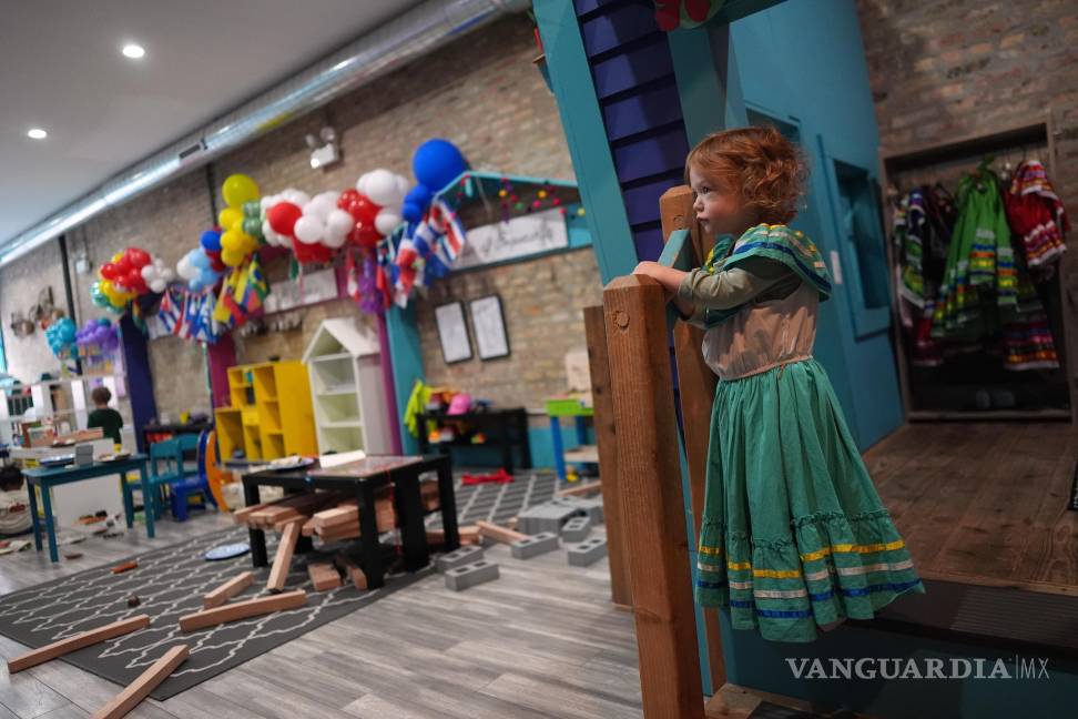 $!Ellie Bashinski, de dos años, luce un disfraz mientras juega en el interior del Café Infantil Luna y Cielo, donde los niños aprenden y practican el idioma español.