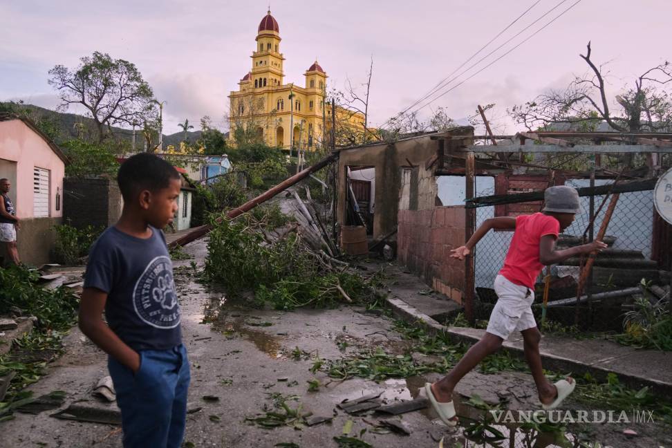 $!Niños caminan en El Cobre, Cuba, tras el paso del huracán Melissa.