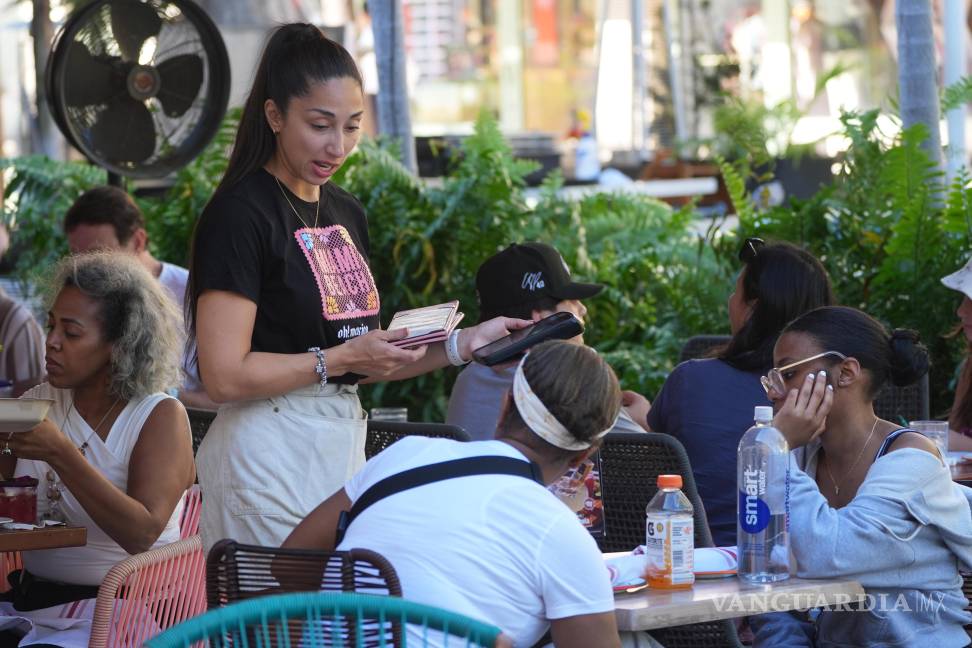 $!Una camarera toma un pedido de almuerzo el viernes 9 de enero de 2026 en Miami Beach, Florida.