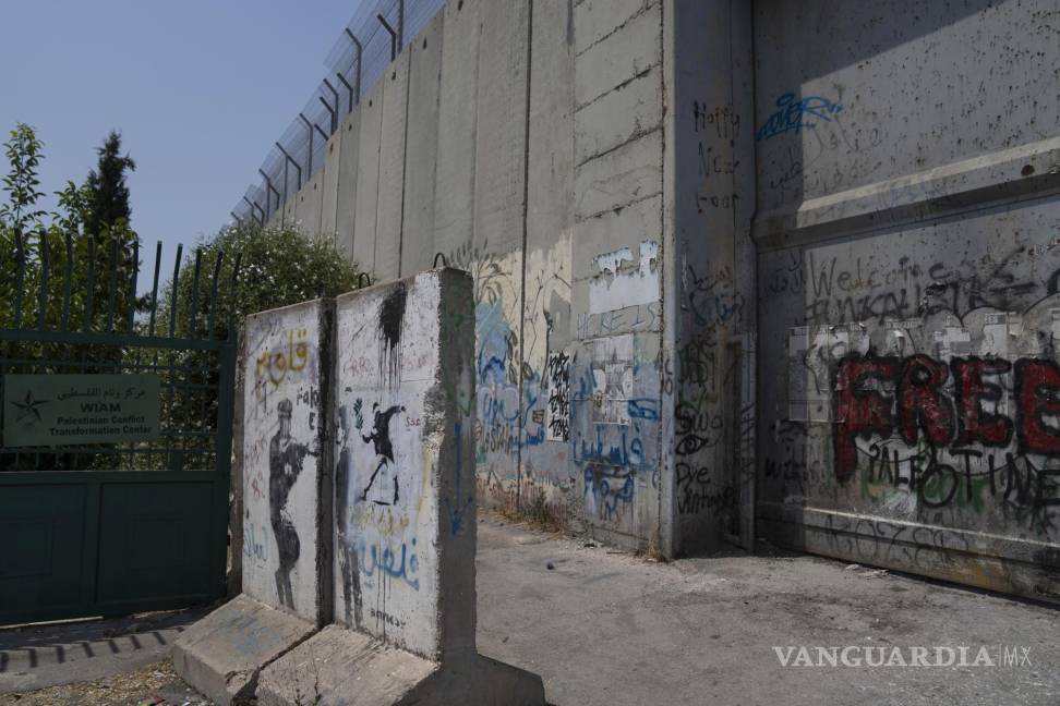 $!La ubicación original de un mural artista del grafiti británico Banksy, misteriosamente trasladada de la Cisjordania ocupada a la Urban Gallery.