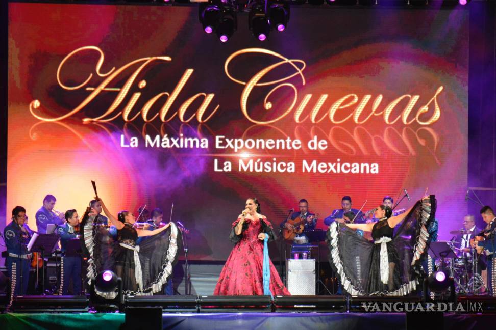 $!Aida Cuevas pone a cantar a los saltillenses en concierto gratuito