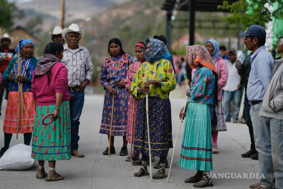 $!Las corredoras rarámuri escuchan instrucciones antes del inicio de la carrera de Arihueta en Cuiteco, México.