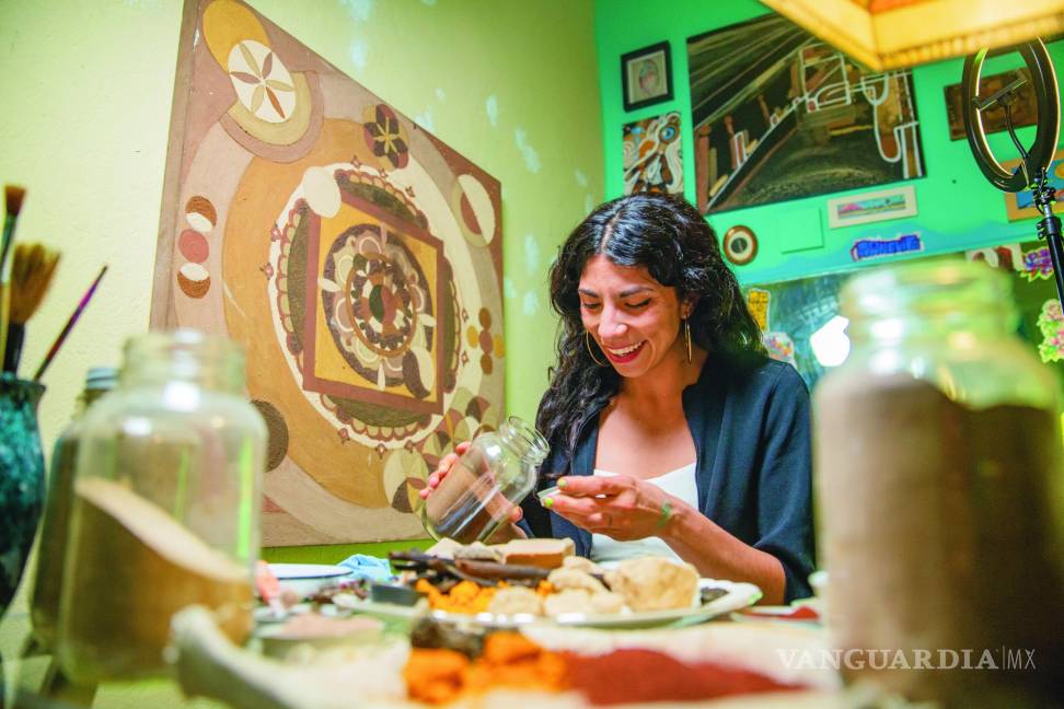 Lorena Peña utiliza la tierra como materia prima