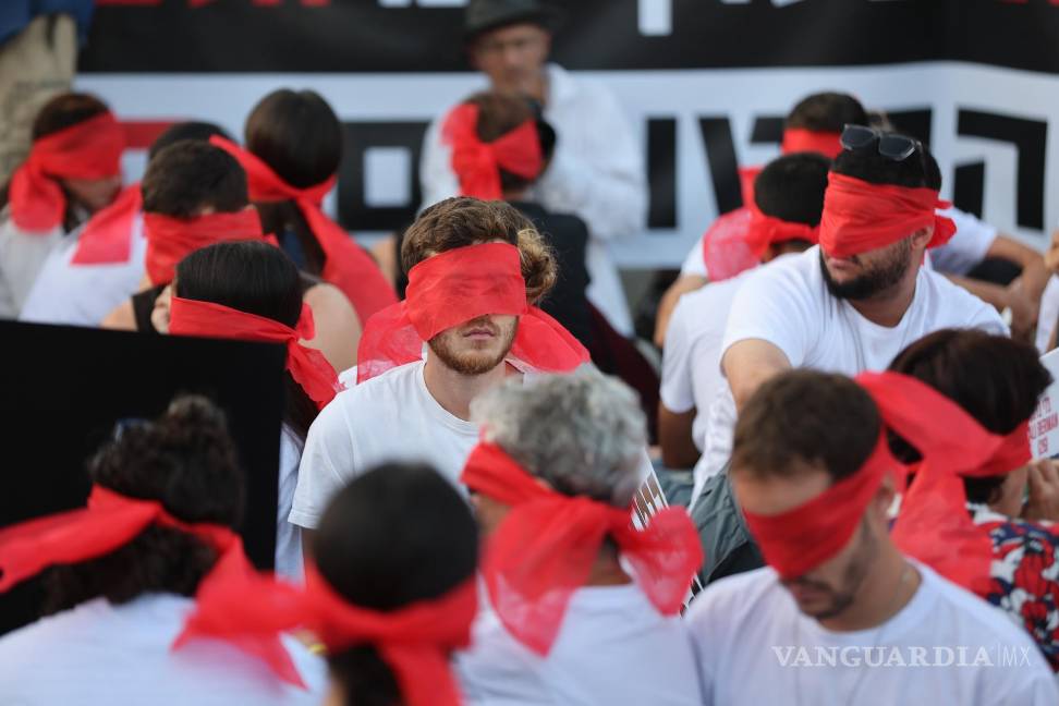 $!Residentes del kibutz Kfar Aza y familias de rehenes israelíes en Gaza protestan y piden su liberación inmediata, en Tel Aviv, Israel.