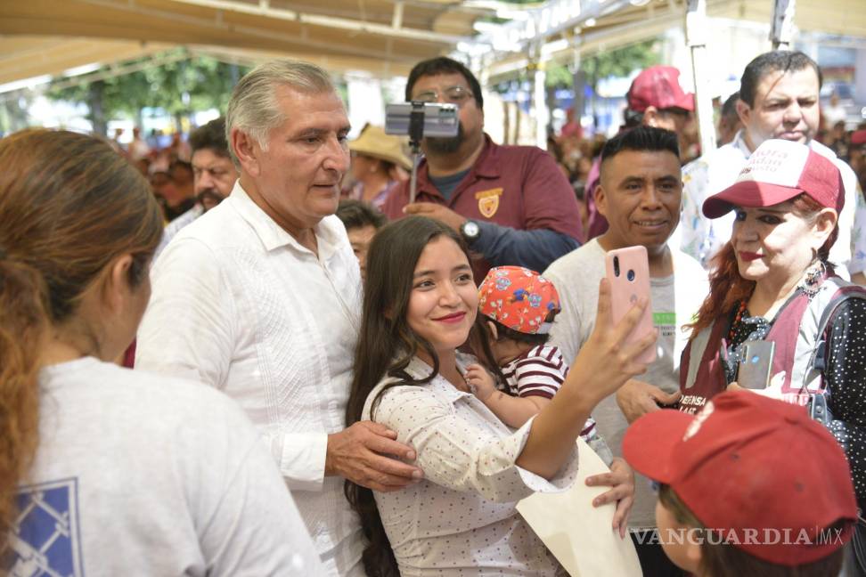 $!Adán Augusto se dio tiempo para acercarse con sus simpatizantes.