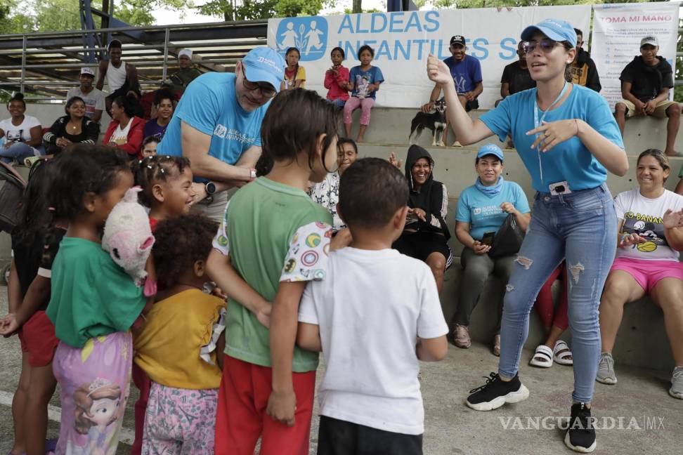 $!Una funcionaria de Aldeas Infantiles juega con niños el 8 de julio de 2024 en Turbo (Colombia).