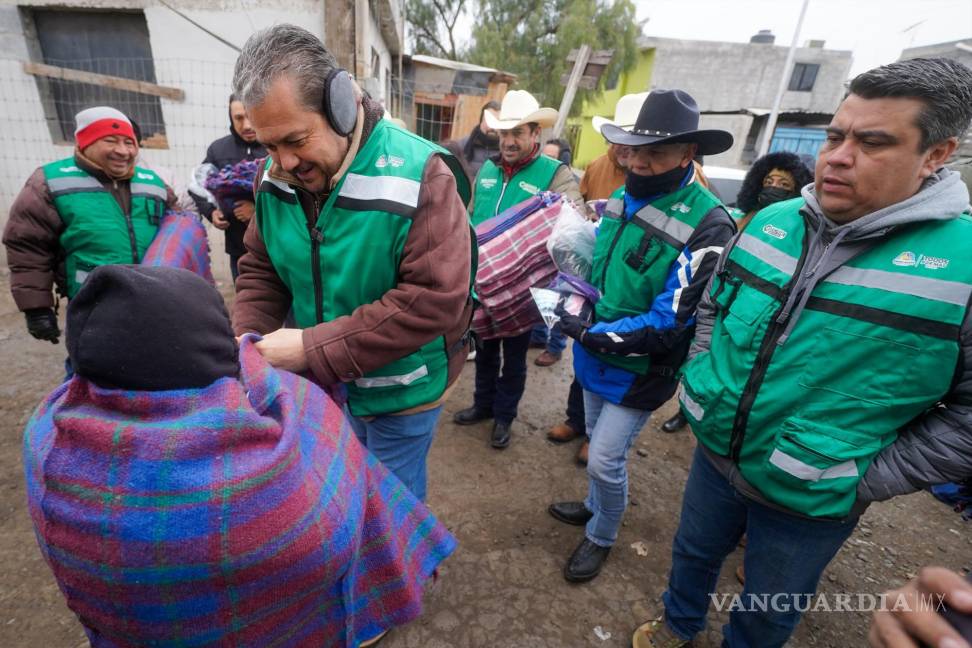 $!Las familias recibieron con gratitud los regalos.