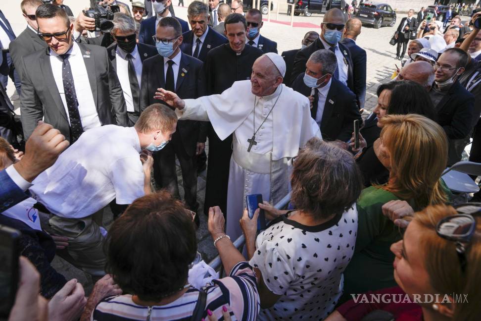 $!El Papa Francisco bendice a un hombre no identificado mientras saluda a la multitud al salir de la Catedral de San Martín, en Bratislava, Eslovaquia. AP/Petr David Josek
